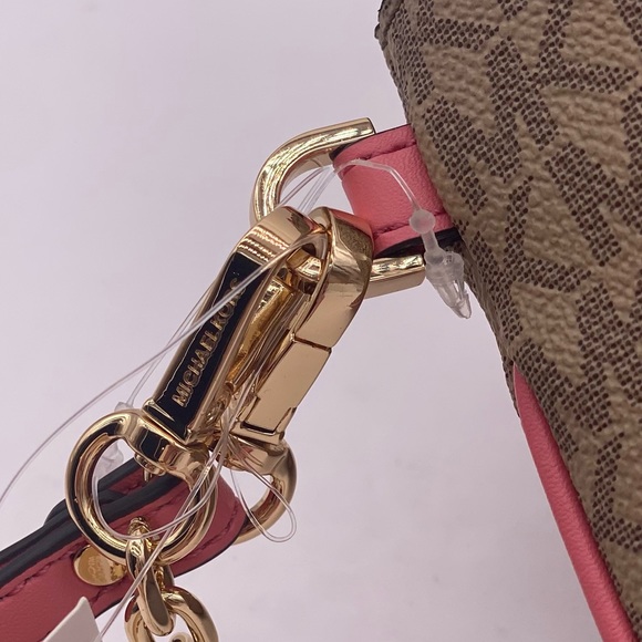 MICHAEL KORS JET SET TRAVEL LG 2 in 1
WRISTLET/WALLET AND CARD CASE - Picture 11 of 12